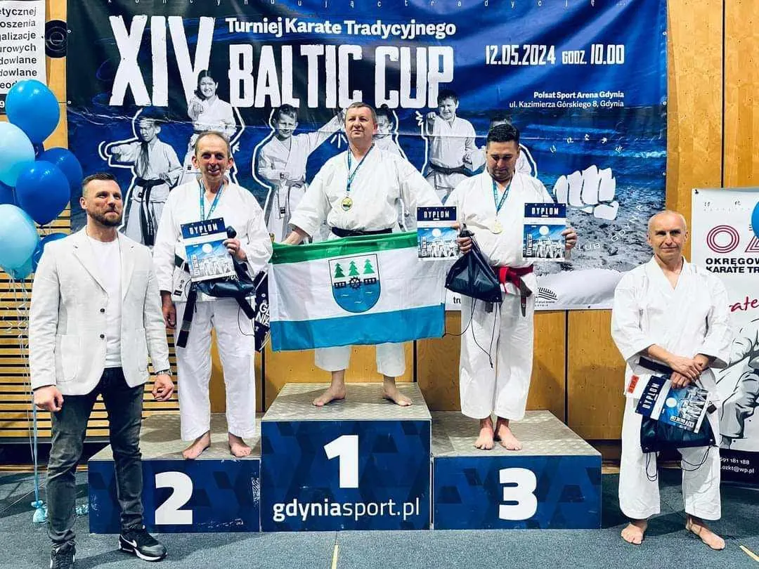 Podopieczny na podium turnieju karate – przygotowanie motoryczne