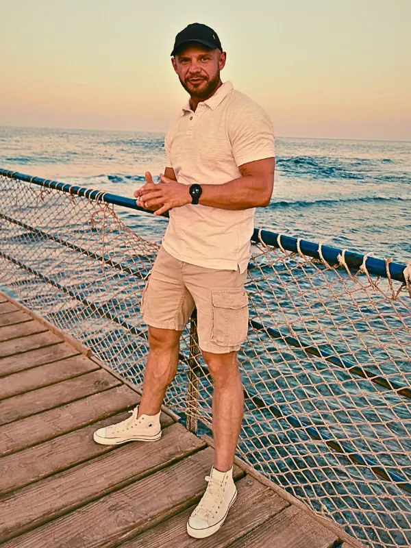 Michał Lipski na molo nad morzem